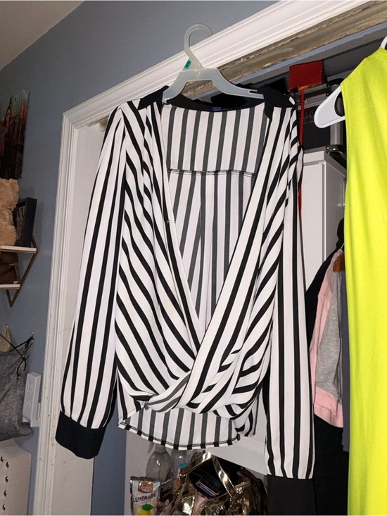 UK2LA Tops - Women’s Medium UK2LA Black & White Striped Open- Front Long Sleeve Top